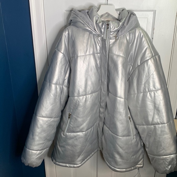 PrettyLittleThing Metallic Silver Unisex Extreme Oversized Puffer Coat Sz Large - Picture 4 of 10
